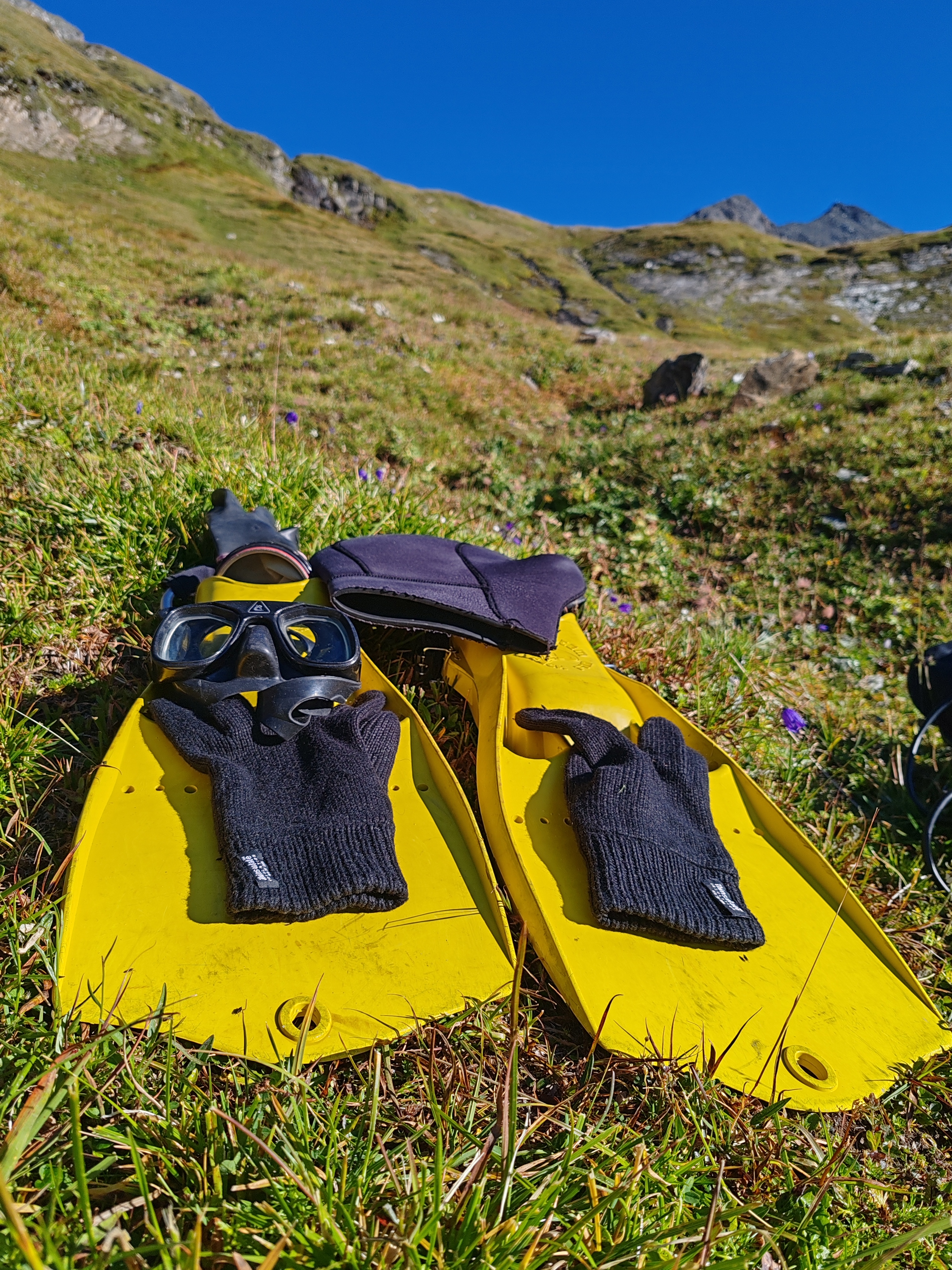 Flossen und Maske in den Bergen